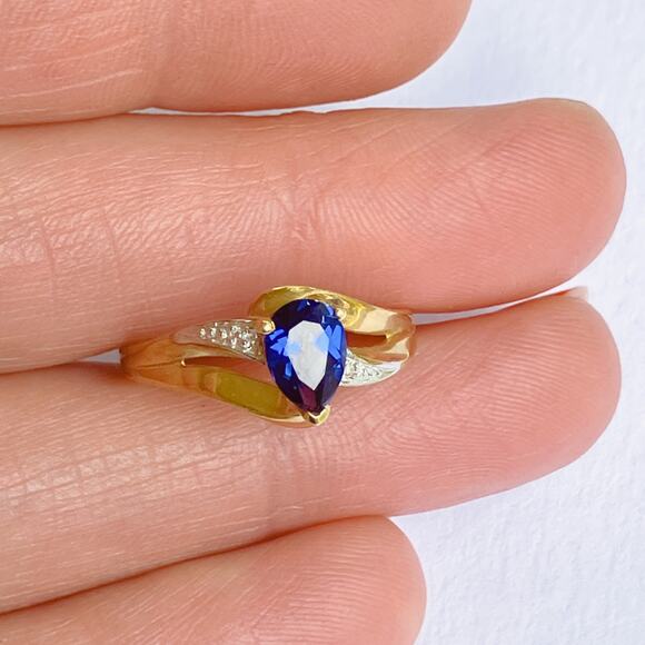 Solid 10k Yellow Gold Pear Cut Sapphire Ring Size 6.75 - Picture 15 of 15